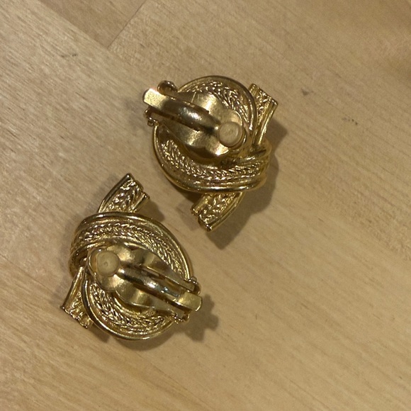 Vintage Gold Knot Clip On Earrings - Picture 2 of 2